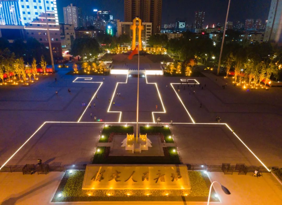 夜色下的人民广场     保定市园林绿化中心 供图对生活充满热情的保定